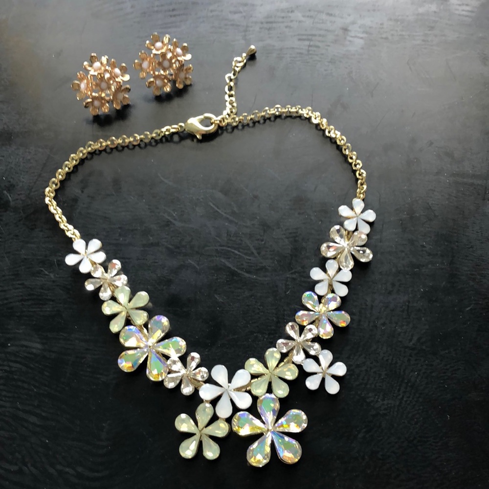 Iridescent statement necklace with earrings
